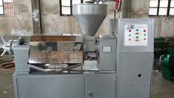 兩臺120型榨油機發往港口出口國外 兩臺120型榨油機發往港口出口國外